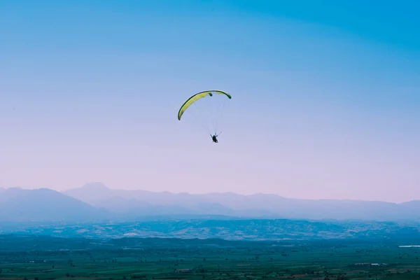 棉花城堡 上的滑翔伞 它受欢迎的石灰华池和梯田和空气中的 Paraglide — 图库照片