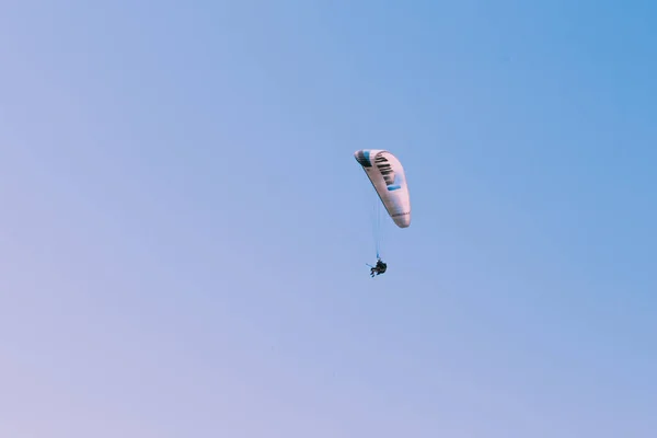 パラグライダー パムッカレのトラバーチン プールとテラス空気にパラグライダーで飛ぶと人気を集めている上 — ストック写真
