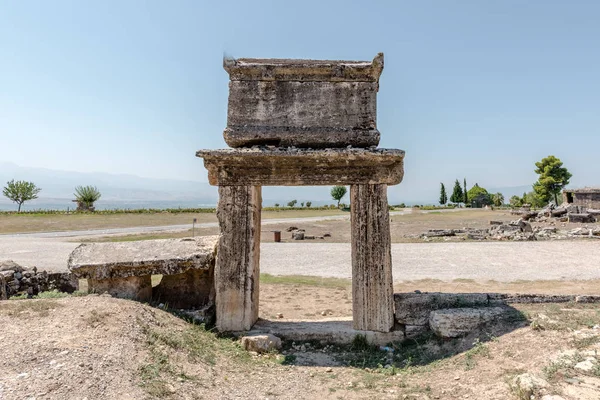 Pamukkale 'nin kuzeyindeki Hierapolis' teki antik mezarlar. UNESCO Dünya Mirası