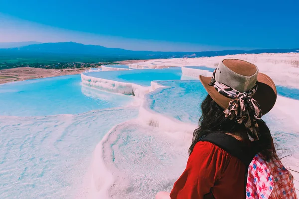 Kimliği belirsiz bir kadın dikkat et Traverten havuzları ve nerede Pamukkale, Türkiye'de ziyaret etmek için insanları seviyorum teraslar ile popüler olan Pamukkale (pamuk Kalesi).