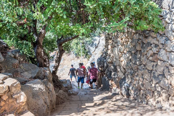 Mağara Silifke İlçesi, Mersin Turkey.29 Ağustos 2017 Cennet Çöküğü doğru taş kaygan merdivenlerden kimliği belirsiz insanlar