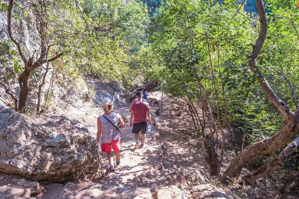 Personas Identificadas Bajando Las Escaleras Resbaladizas Piedra Hacia Cueva Del — Foto de Stock