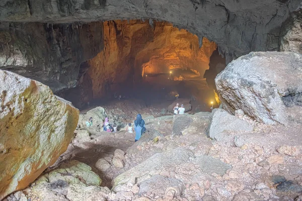 Personas Identificadas Bajando Las Escaleras Resbaladizas Piedra Hacia Cueva Del —  Fotos de Stock