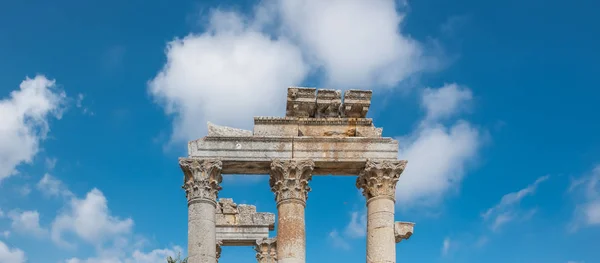 Mármol Ceremonial Puerta Columnas Entrada Uzuncaburc Antigua Ciudad Situada Uzuncaburc —  Fotos de Stock