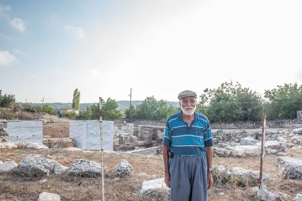 Niezidentyfikowany Mężczyzna Stojący Przed Amphitheatre Olba Ancient City Znajduje Się — Zdjęcie stockowe