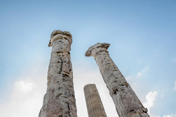 Con Cielo Azul Columnas Mármol Del Templo Zeus Uzuncaburc Antigua —  Fotos de Stock