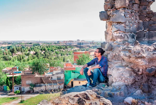 Niezidentyfikowany Mężczyzna Zegarek Scenerii Nad Murami Historyczne Diyarbakir Sur Regionie — Zdjęcie stockowe
