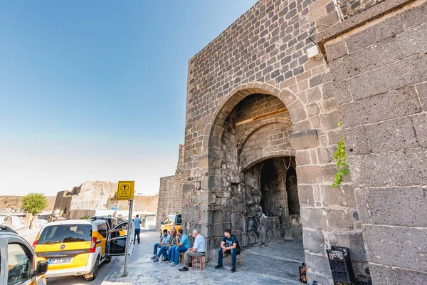 Kimliği belirsiz insanlar Diyarbakir,Turkey.16 Merkez sur bölgesinde Mardin Kapısı olarak Temmuz 2018 adlı tarihi geçit yürüyüş