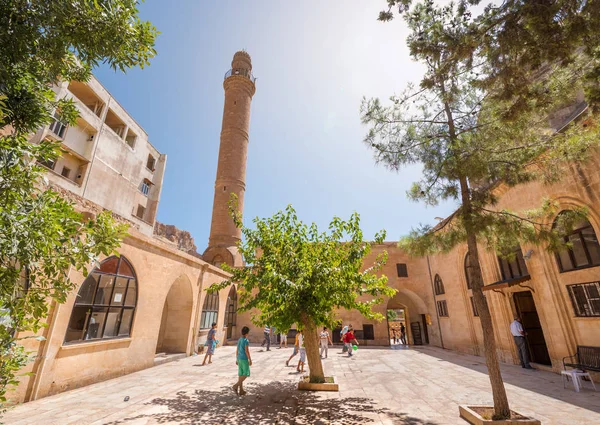 Abdullatif Haziran 2018 Mardin,Turkey.17 yılında Artuklu dönemde inşa edilen Cami avlusu kimliği belirsiz çocuk oyun