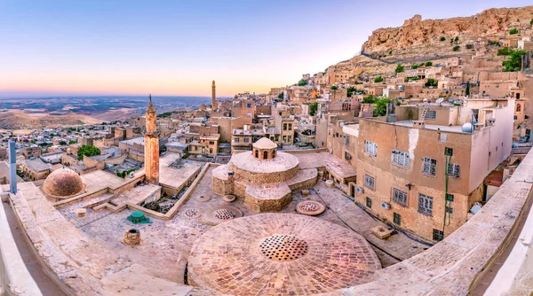Yüksek çözünürlüklü panoramik manzara eski Mardin şehir, popüler şehir halkı ve turist için görüntülemek ve yer alan Türkiye'nin Güneydoğu.