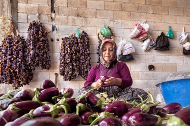 Kimliği belirsiz bir kadın sun,Gaziantep,Turkey.03 sürecinde Eylül 2016 kurutma için patlıcan keser