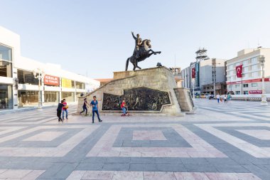 Eylül 2016 Gaziantep,Turkey.03 Atatürk heykelinin yakınındaki tanımlanamayan çocuk oyun
