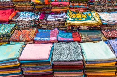 Bir yığın arka plan ın Bazaarı durak Istanbul, Türkiye'de de geleneksel renkli ipek, Kaşmir baş eşarp veya şal ve kumaş oluşur