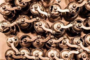 Kapalı Çarşı, Istanbul, Türkiye'de Satılık birçok Vintage bakır kahve öğütücüler Üstten Görünüm.