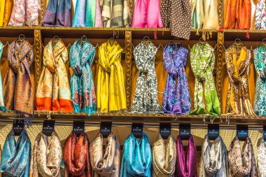 Bir yığın arka plan ın Bazaarı durak Istanbul, Türkiye'de de geleneksel renkli ipek, Kaşmir baş eşarp veya şal ve kumaş oluşur