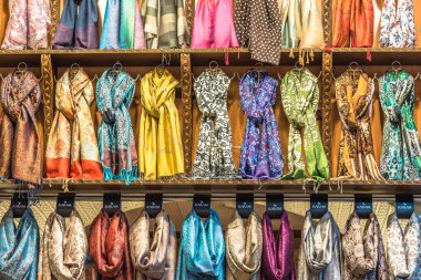 Bir yığın arka plan ın Bazaarı durak Istanbul, Türkiye'de de geleneksel renkli ipek, Kaşmir baş eşarp veya şal ve kumaş oluşur