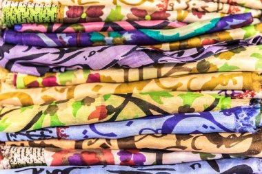 Bir yığın arka plan ın Bazaarı durak Istanbul, Türkiye'de de geleneksel renkli ipek, Kaşmir baş eşarp veya şal ve kumaş oluşur