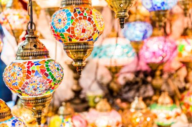 Renkli geleneksel el yapımı dekoratif mozaik Türk lambalar Grand ın Bazaarı Istanbul, Türkiye'de Hediyelik eşya mağazaları, asılı Satılık.