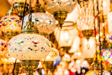 Renkli geleneksel el yapımı dekoratif mozaik Türk lambalar Grand ın Bazaarı Istanbul, Türkiye'de Hediyelik eşya mağazaları, asılı Satılık.