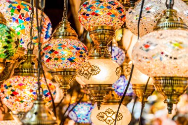 Renkli geleneksel el yapımı dekoratif mozaik Türk lambalar Grand ın Bazaarı Istanbul, Türkiye'de Hediyelik eşya mağazaları, asılı Satılık.