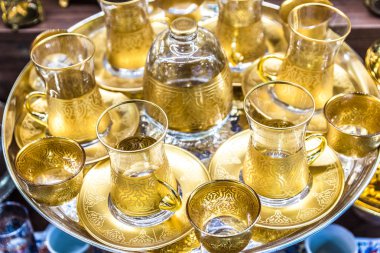 Geleneksel Türk el yapımı gümüş ya da bakır çay setleri Mısır ve Kapalıçarşı Istanbul, Türkiye'de satışa Üstten Görünüm