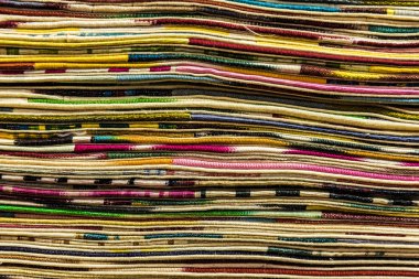 Bir yığın arka plan ın Bazaarı durak Istanbul, Türkiye'de de geleneksel renkli ipek, Kaşmir baş eşarp veya şal ve kumaş oluşur