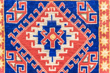 El dokuma halı ve goblen, vintage halı üzerinde Türk çarşı. Mısır'ın Bazaarı Türkiye'de geleneksel Türkiye kilim