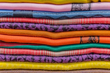 Bir yığın arka plan ın Bazaarı durak Istanbul, Türkiye'de de geleneksel renkli ipek, Kaşmir baş eşarp veya şal ve kumaş oluşur