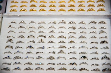 Birçok altın ve beyaz altın yüzük satışa bir ahır Kapalıçarşı, Istanbul, Türkiye