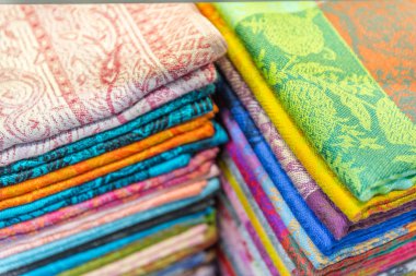 Bir yığın arka plan ın Bazaarı durak Istanbul, Türkiye'de de geleneksel renkli ipek, Kaşmir baş eşarp veya şal ve kumaş oluşur