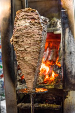Izgara saptırılmış kuzu koyun eti, et shawarma içinde hizmet veya Kebap sandviç paslanmaz çelik ızgara makine Istanbul, Türkiye geleneksel. 