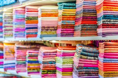 Bir yığın arka plan ın Bazaarı durak Istanbul, Türkiye'de de geleneksel renkli ipek, Kaşmir baş eşarp veya şal ve kumaş oluşur