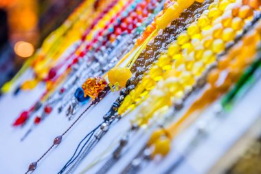 Geleneksel renkli boncuk zinciri veya Grand ın Bazaarı Istanbul, Türkiye'de Satılık ekranda tespih koleksiyonu