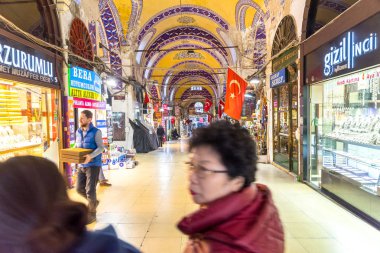 Kapalı Çarşı iç koridor gelen turist, en büyük ve en eski dünya pazarlarında kaplı. Satılık Türk öğeler çeşitli. Istanbul, 4 Şubat 201