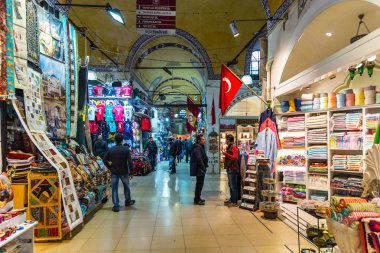 Kapalı Çarşı iç koridor gelen turist, en büyük ve en eski dünya pazarlarında kaplı. Satılık Türk öğeler çeşitli. Istanbul, 4 Şubat 201