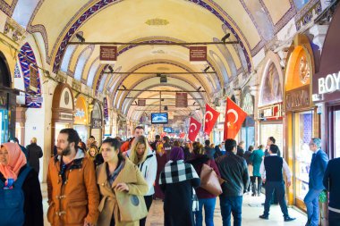 Kapalı Çarşı iç koridor gelen turist, en büyük ve en eski dünya pazarlarında kaplı. Satılık Türk öğeler çeşitli. Istanbul, 4 Şubat 201