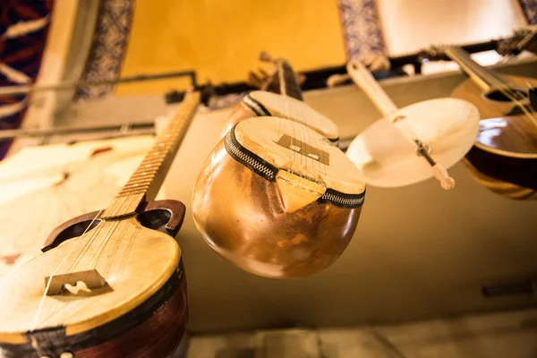 Muitos Baglama Madeira Instrumento Corda Tradicional Saz Pendurado Parede Loja — Fotografia de Stock