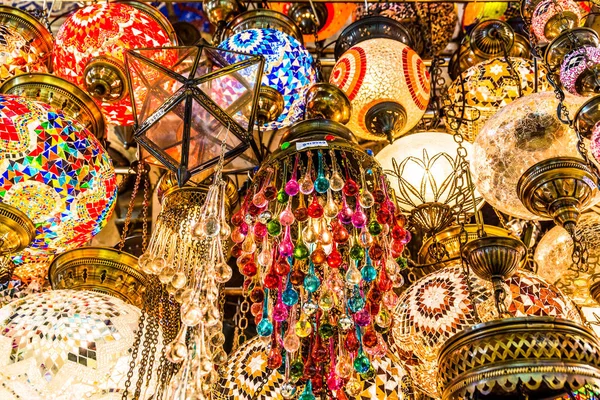 Renkli geleneksel el yapımı dekoratif mozaik Türk lambalar Grand ın Bazaarı Istanbul, Türkiye'de Hediyelik eşya mağazaları, asılı Satılık.