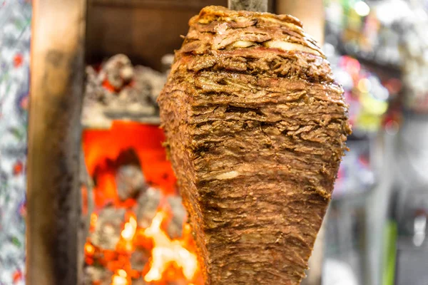 Gegrillte Lammspieße Traditionelles Fleisch Shawarma Oder Kebab Sandwich Edelstahl Grillmaschine — Stockfoto