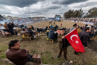 Yeme ve arenada deve güreş seyrederken tanımlanamayan Türk halkı. Deve güreşi popüler turistik cazibe selçuk, Türkiye, 16 Ocak 2017 olduğunu 