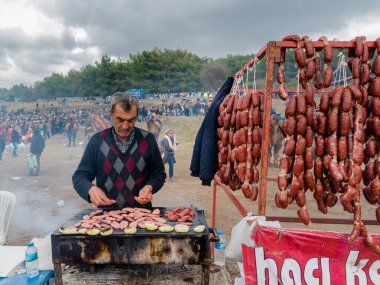Deve eti arena güreş selçuk deve içinde kimliği belirsiz erkek salam satış yaptım. Izmir,Turkey.January 16, 2017