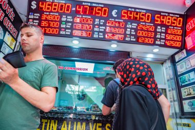 Kimliği belirsiz kişi para değiştirici Shop Istanbul, Turkey.26 Mayıs 2018'para birimini değiştirmek