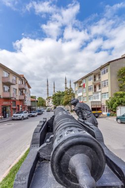Mavi gökyüzü ile Selimiye Camii 1575.Old Cannon ve asker heykeli tarafından Mimar Sinan ın ön plan üzerinde inşa edilen dış görünümü. Edirne,Turkey.17 Ekim 2015