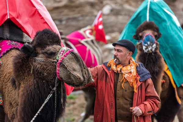 Hombre Turco Vestido Con Ropa Local Posando Frente Camello Que — Foto de Stock
