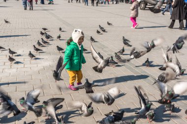 Istanbul/Türkiye-Aralık 24,2016: Yeni Camii (Yeni Camii) güvercinlerin tanımlanamayan Çocuk besleme. Yeni Camii İstanbul ' da bulunan 1665, tamamlanmış bir Osmanlı imparatorluk camiidir.