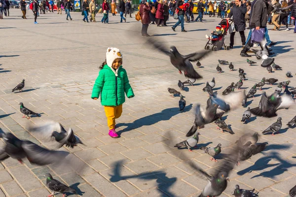 Istanbul Turkey December 2016 Unidentified Children Feed Pigeons New Mosque — Stock Photo, Image