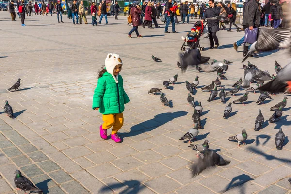 Istanbul Turquía Diciembre 2016 Niños Identificados Alimentan Palomas Nueva Mezquita — Foto de Stock