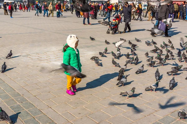 Istanbul Turquía Diciembre 2016 Niños Identificados Alimentan Palomas Nueva Mezquita — Foto de Stock