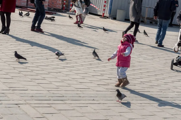 Istanbul Turkey December 2016 Unidentified Children Feed Pigeons New Mosque — Stock Photo, Image