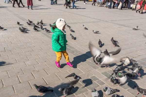 Istanbul Turkey December 2016 Unidentified Children Feed Pigeons New Mosque — стоковое фото